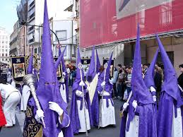 Nazarenos con capirotes en procesión